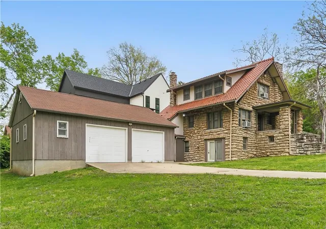 Photo 3 of Single family home for sale at 5334 Oak St, Kansas City, MO 64112 | MLS# 2625646 | Listing updated on 2026-08-07
