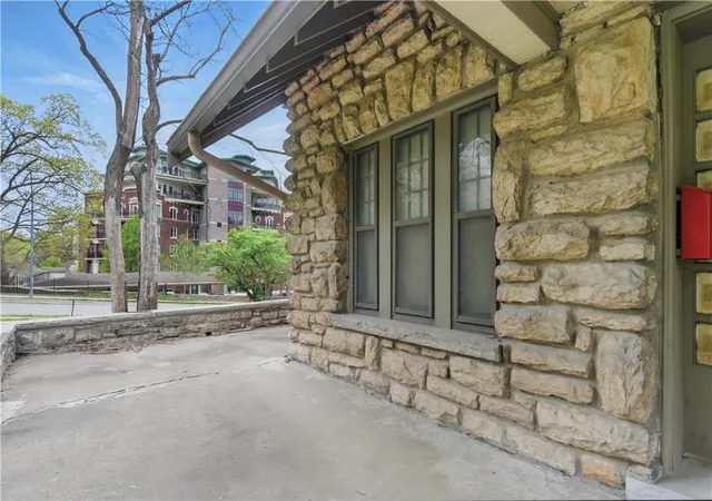 Photo 4 of Single family home for sale at 5334 Oak St, Kansas City, MO 64112 | MLS# 2625646 | Listing updated on 2026-08-07