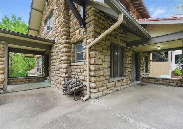 Photo 5 of Single family home for sale at 5334 Oak St, Kansas City, MO 64112 | MLS# 2625646 | Listing updated on 2026-08-07