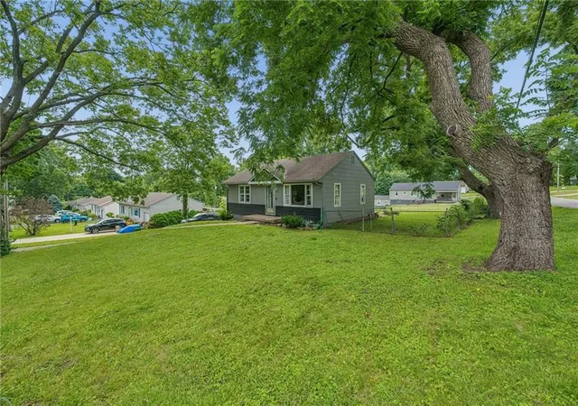 2nd image of 4801 Ne 46th Ter, Kansas City, MO 64117 | MLS# 2625663