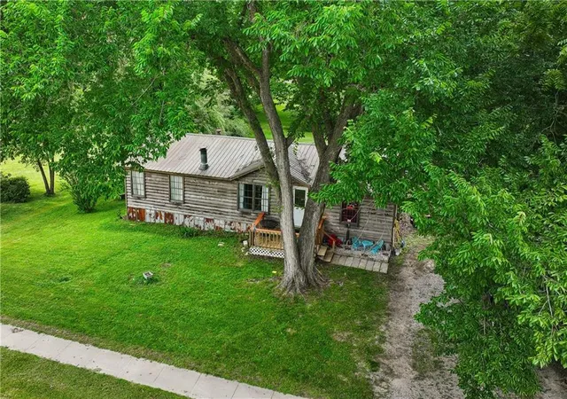 Photo 1 of Sale Pending at 725 S Locust St, Sweet Springs, MO 65351 | MLS# 2625676 | Listing updated on 2026-10-01