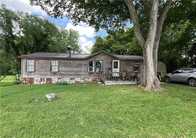 Photo 2 of Sale Pending at 725 S Locust St, Sweet Springs, MO 65351 | MLS# 2625676 | Listing updated on 2026-10-01