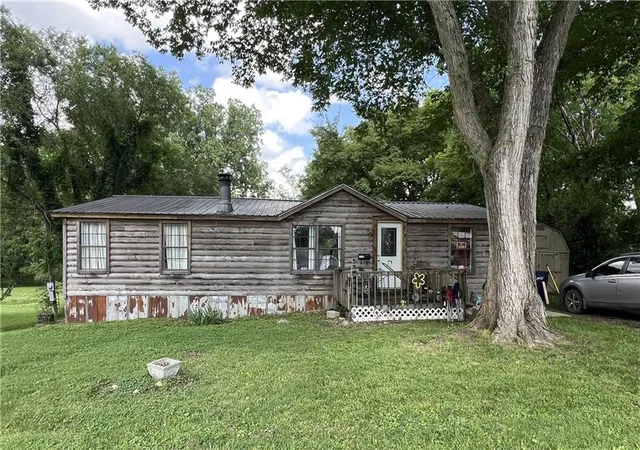 Photo 3 of Sale Pending at 725 S Locust St, Sweet Springs, MO 65351 | MLS# 2625676 | Listing updated on 2026-10-01