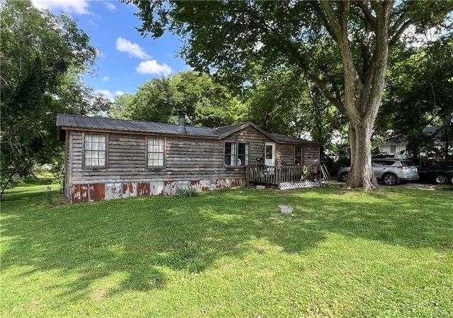 Photo 3 of Sale Pending at 725 S Locust St, Sweet Springs, MO 65351 | MLS# 2625676 | Listing updated on 2026-10-01