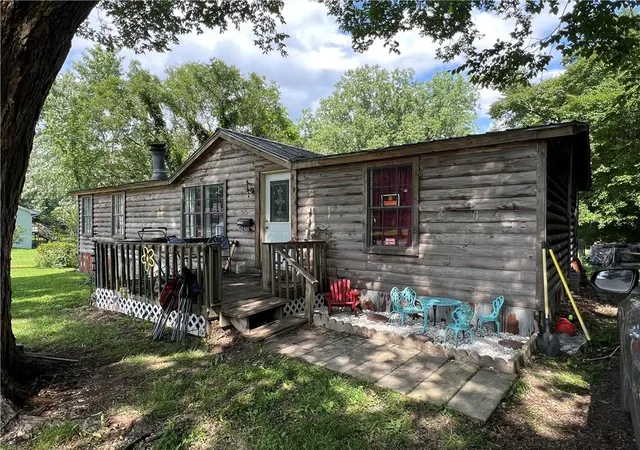Photo 4 of Sale Pending at 725 S Locust St, Sweet Springs, MO 65351 | MLS# 2625676 | Listing updated on 2026-10-01