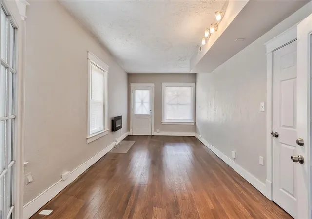 Listing Photo 4 - Condo for sale in building located at 3209th St John Ave, Kansas City, MO 64123