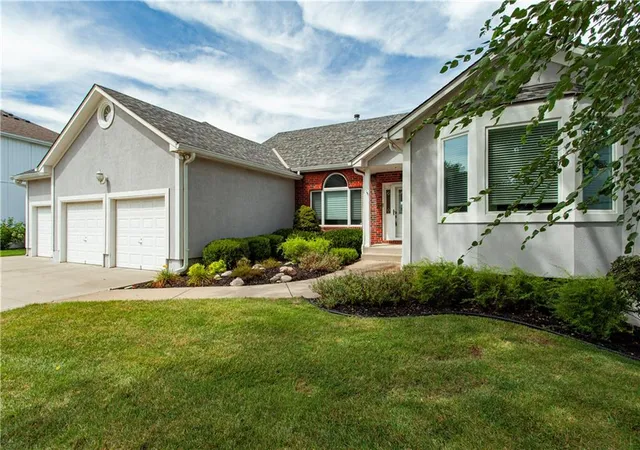 Photo 3 of Single family home for sale at 2105 Sw Wall St, Blue Springs, MO 64015 | MLS# 2625722 | Listing updated on 2026-09-05