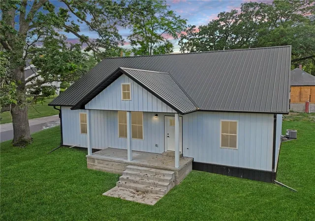 Single family home for sale at 201 Linn St, Trenton, MO 64683 | MLS# 2625737