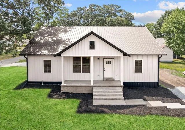 Photo 3 of Single family home for sale at 201 Linn St, Trenton, MO 64683 | MLS# 2625737 | Listing updated on 2026-08-31