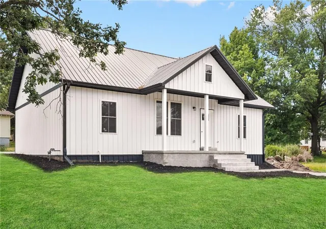 Photo 3 of Single family home for sale at 201 Linn St, Trenton, MO 64683 | MLS# 2625737 | Listing updated on 2026-08-31
