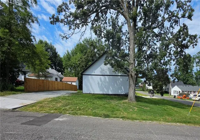 Photo 4 of Single family home for sale at 201 Linn St, Trenton, MO 64683 | MLS# 2625737 | Listing updated on 2026-08-31
