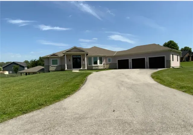 Homes for sale in Tonganoxie, KS | 18144 Evans Rd, Tonganoxie, KS 66086 | MLS# 2625785