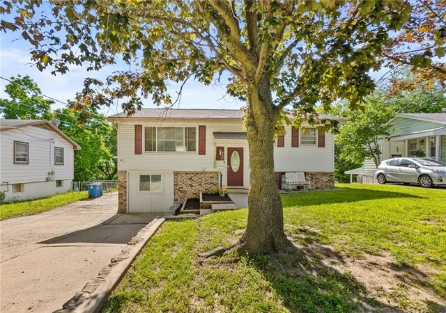 1st image of 406 S Vassar Ave, Sugar Creek, MO 64054 | MLS# 2625800
