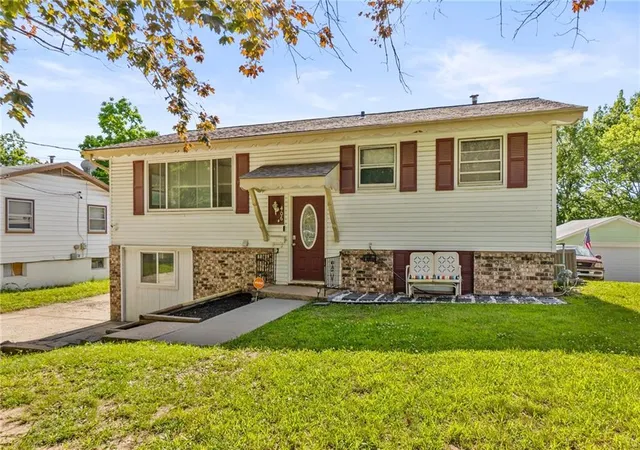 2nd image of 406 S Vassar Ave, Sugar Creek, MO 64054 | MLS# 2625800