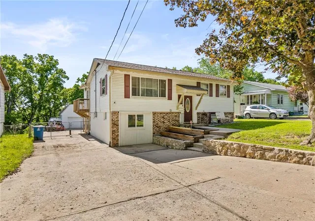 3rd image of 406 S Vassar Ave, Sugar Creek, MO 64054 | MLS# 2625800