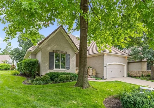 Homes for sale in Leawood, KS | 11345 Granada Ct, Leawood, KS 66211 | MLS# 2625819