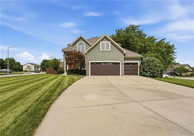 1st image of 10816 Nw Mattox Ct, Kansas City, MO 64154 | MLS# 2625839