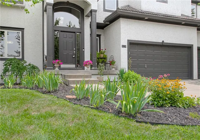 2nd image of 9129 Redbud Ln, Lenexa, KS 66220 | MLS# 2625854