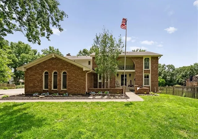 1st image of 11818 Central St, Kansas City, MO 64114 | MLS# 2625858
