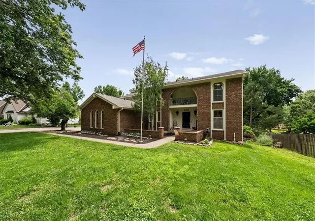 2nd image of 11818 Central St, Kansas City, MO 64114 | MLS# 2625858