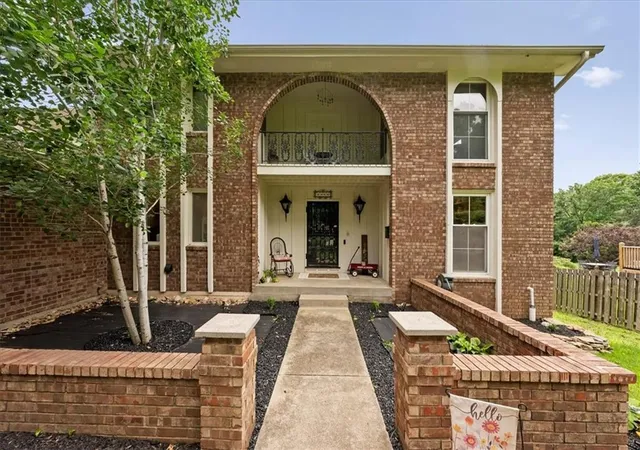3rd image of 11818 Central St, Kansas City, MO 64114 | MLS# 2625858