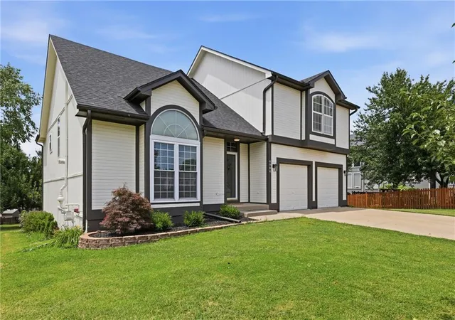 2nd image of 4904 Woodsonia Dr, Shawnee, KS 66226 | MLS# 2625862