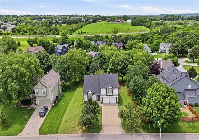 3rd image of 4904 Woodsonia Dr, Shawnee, KS 66226 | MLS# 2625862