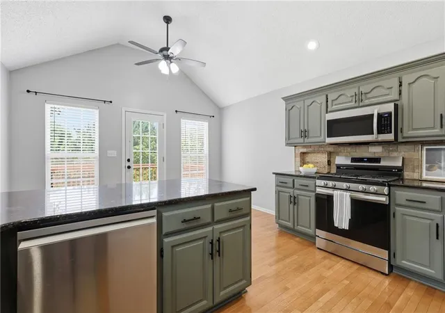 4th image of 4904 Woodsonia Dr, Shawnee, KS 66226 | MLS# 2625862