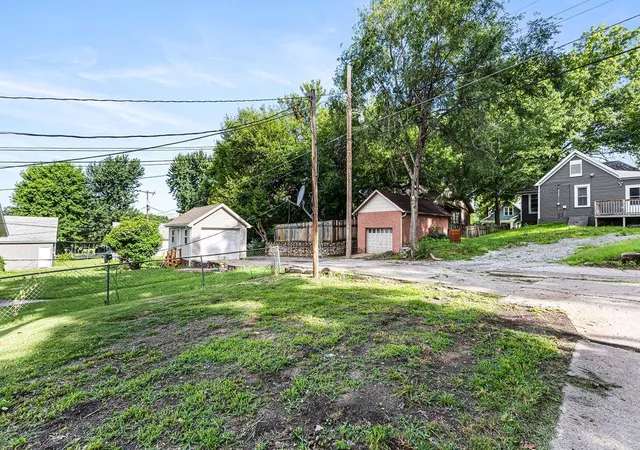 Photo 3 of Sale Pending at 3816 W Ayrlawn Dr, Saint Joseph, MO 64503 | MLS# 2625863 | Listing updated on 2026-08-27