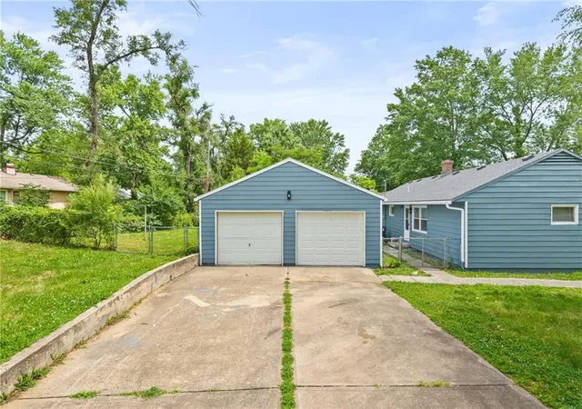 Homes for sale in Kansas City, MO | 11368 Delmar St, Kansas City, MO 64134 | MLS# 2625865