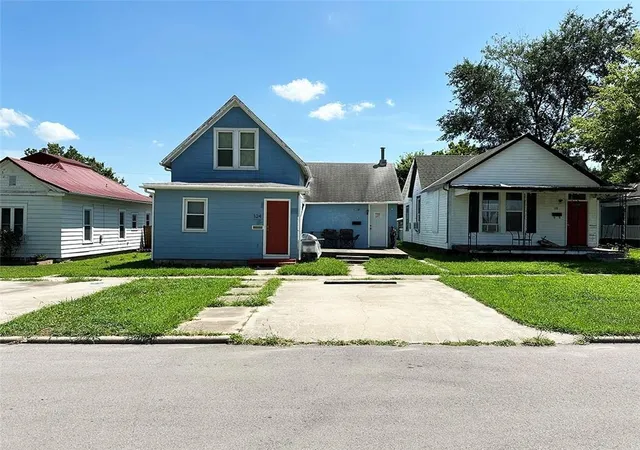 Homes for sale in Garnett, KS | 124 W 3rd Ave, Garnett, KS 66032 | MLS# 2625867