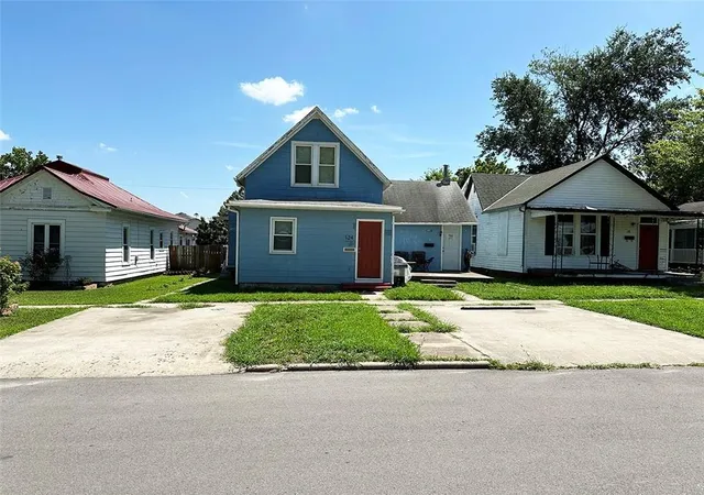Homes for sale in Garnett, KS | 124 W 3Rd Ave, Garnett, KS 66032 | MLS# 2625867