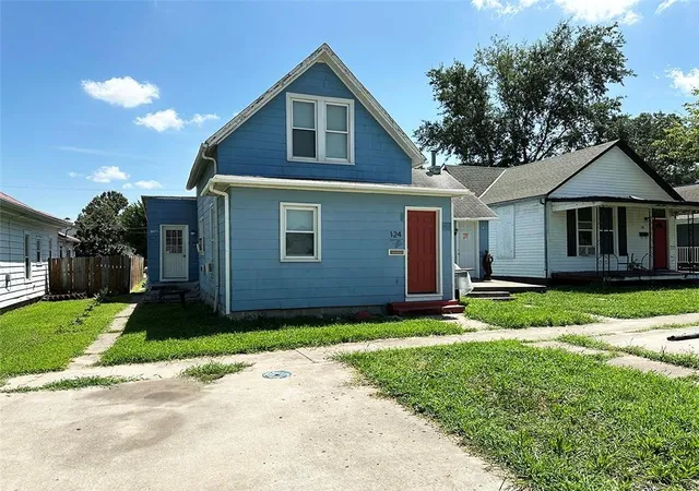 Homes for sale in Garnett, KS | 124 W 3Rd Ave, Garnett, KS 66032 | MLS# 2625867