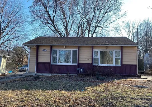 Listing Photo 3 - Condo for sale in building located at 715 NE 44th St, Kansas City, MO 64116