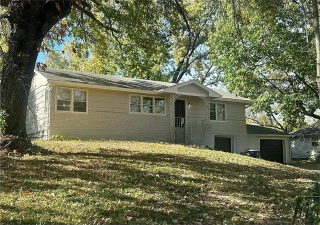 Listing Photo 4 - Condo for sale in building located at 715 NE 44th St, Kansas City, MO 64116