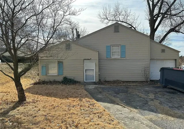 Listing Photo 2 - Condo for sale in building located at 715 NE 44th St, Kansas City, MO 64116 - Unit #