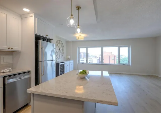 2nd image of 4545 Wornall Rd #1009, Kansas City, MO 64111 | MLS# 2625880