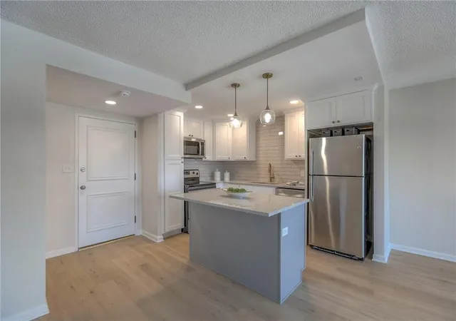 3rd image of 4545 Wornall Rd #1009, Kansas City, MO 64111 | MLS# 2625880