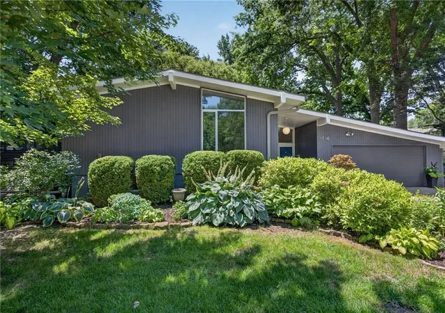 Homes for sale in Prairie Village, KS | 7714 Fairway St, Prairie Village, KS 66208 | MLS# 2625890