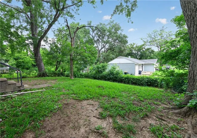 Photo 5 of Single family home for sale at 11417 Sycamore Ter, Kansas City, MO 64134 | MLS# 2625900 | Listing updated on 2026-09-04