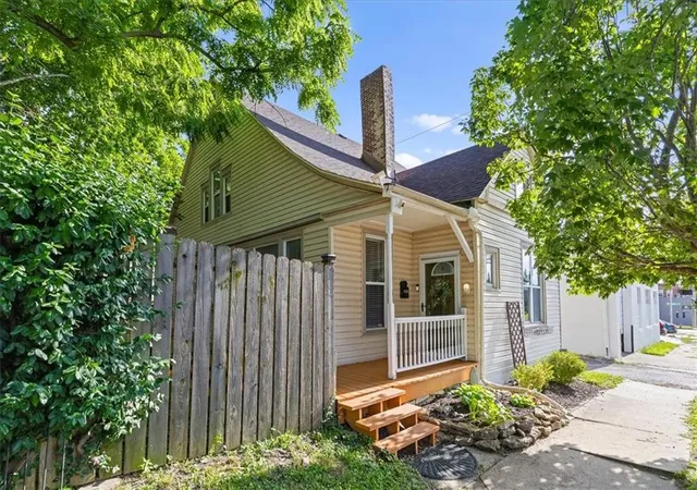 Photo 4 of Sale Pending at 611 E 27 Terrace, Kansas City, MO 64109 | MLS# 2625917 | Listing updated on 2026-09-29