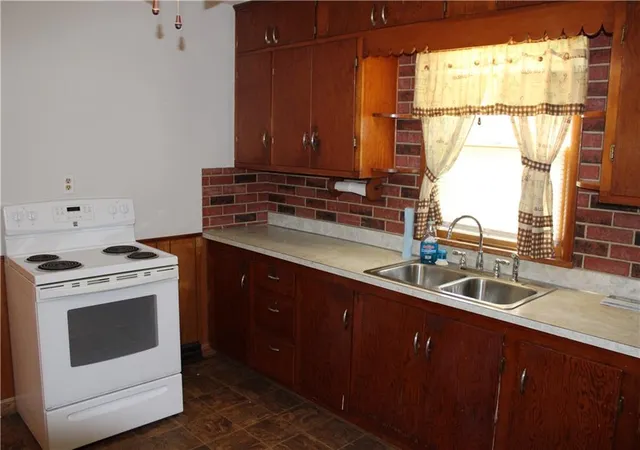 Homes for sale in Pittsburg, KS | 123 E Atkinson Ave, Pittsburg, KS 66762 | MLS# 2625958