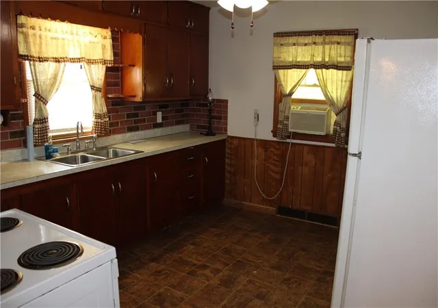 Homes for sale in Pittsburg, KS | 123 E Atkinson Ave, Pittsburg, KS 66762 | MLS# 2625958