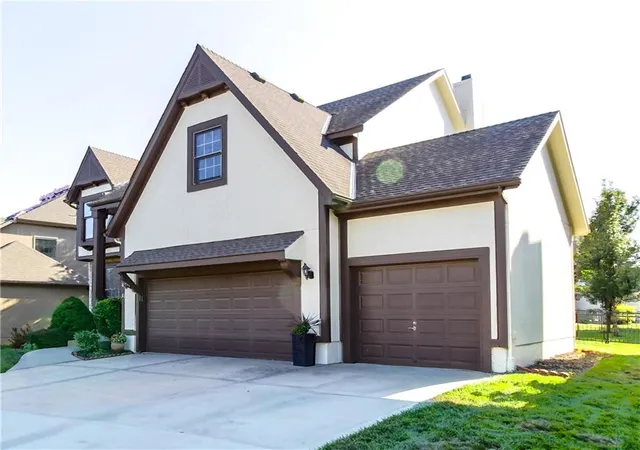 Photo 2 of Sale Pending at 13918 Parkhill St, Overland Park, KS 66221 | MLS# 2625962 | Listing updated on 2026-09-14