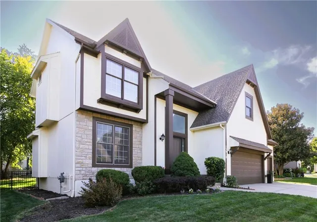 Photo 3 of Sale Pending at 13918 Parkhill St, Overland Park, KS 66221 | MLS# 2625962 | Listing updated on 2026-09-14