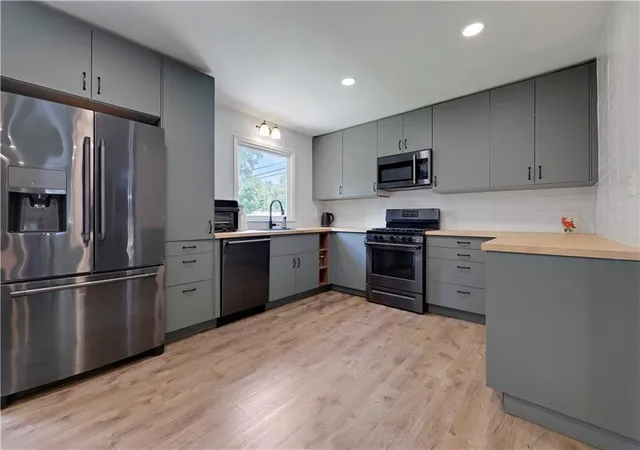 1st image of 8929 Grandview Dr, Overland Park, KS 66212 | MLS# 2625971