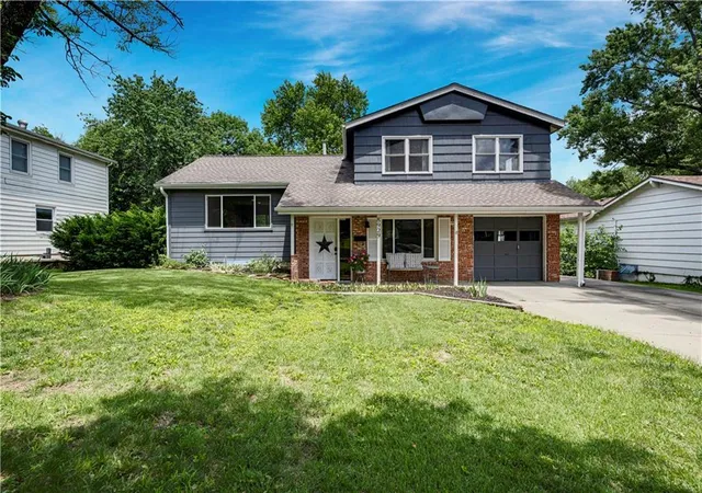 2nd image of 8929 Grandview Dr, Overland Park, KS 66212 | MLS# 2625971