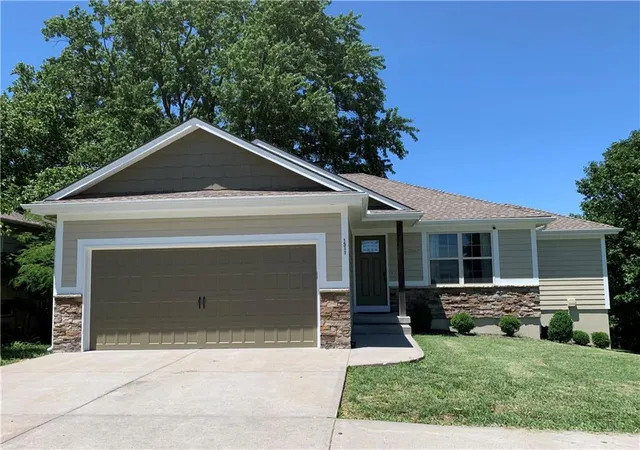 Homes for sale in Pleasant Hill, MO | 1311 Country Club Dr, Pleasant Hill, MO 64080 | MLS# 2625988