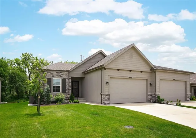Homes for sale in Lenexa, KS | 24969 W 94Th Pl, Lenexa, KS 66227 | MLS# 2625997