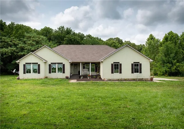 Homes for sale in Paola, KS | 34664 Spring Valley Rd, Paola, KS 66071 | MLS# 2626032